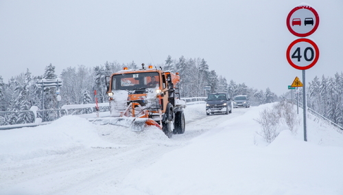 Intensywne opady śniegu w okolicach Olsztyna. Zdjęcie poglądowe