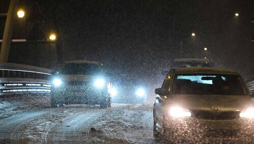 Utrudnienia drogowe po intensywnych opadach śniegu w Warszawie