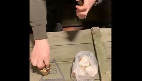 [wideo] Ukraiński żołnierz smaruje pociski słoniną. „Przyjaciele muzułmanie, przez Ukrainę nie dostaniecie się do raju”