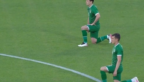 irlandzcy piłkarze klęczą przed meczem z Węgrami