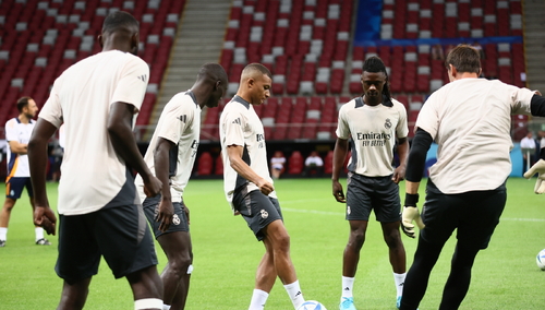 Piłkarze Realu Madryt na treningu. Eduardo Camavinga (drugi z prawej)