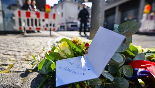 Kwiaty na chodniku w centrum miasta w pobliżu miejsca zbrodni po ataku nożownika w Solingen
