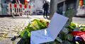 Kwiaty na chodniku w centrum miasta w pobliżu miejsca zbrodni po ataku nożownika w Solingen