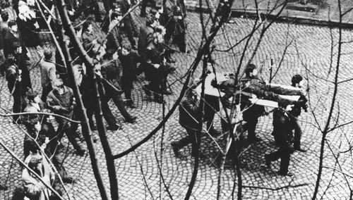 Grudzień 1970 w Gdyni: Ciało Zbyszka Godlewskiego niesione przez demonstrantów