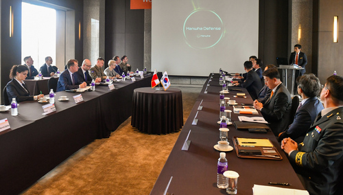 O nowym wozie bojowym piechoty i Krabach. Minister Błaszczak w Korei Płd.