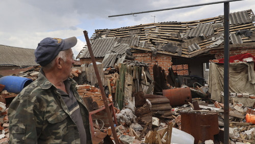 Ruiny domu we wsi Mala Rohan niedaleko Charkowa na Ukrainie, 18 maja 2022 r. Rosyjskie wojska zostały niedawno wypchnięte z przedmieść Charkowa przez armię ukraińską