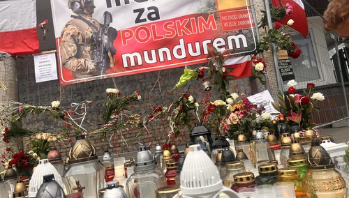 Polacy oddają hołd zmarłemu żołnierzowi