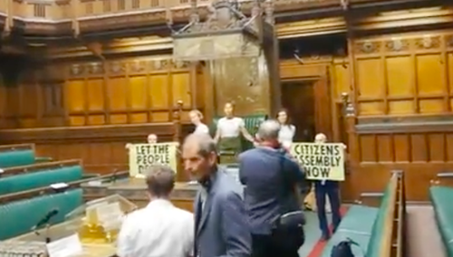 Aktywiści Extinction Rebellion przykleili się do podłogi w sali posiedzeń Izby Gmin [WIDEO]