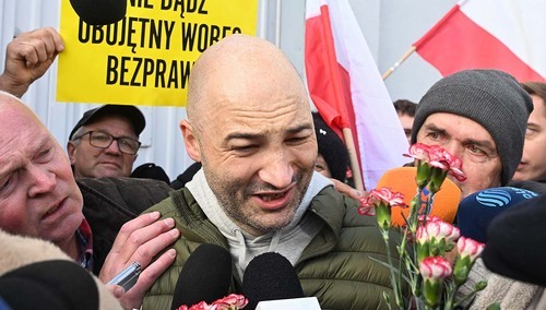 Ksiądz Michał Olszewski tuż po wyjściu z aresztu