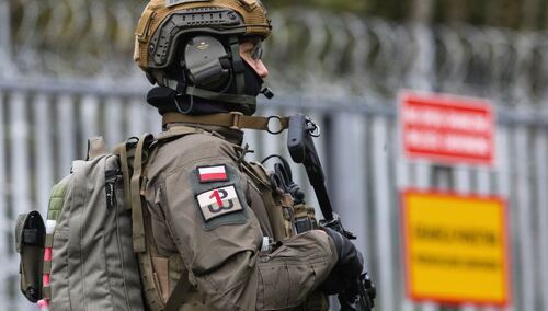 Żołnierz na granicy polsko-białoruskiej w miejscowości Stare Masiewo