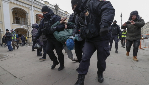 Nielegalny protest w Petersburgu przeciwko wojnie na Ukrainie