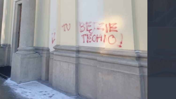 Warszawa: Jest decyzja sądu ws. mężczyzny, który zniszczył elewację Kościoła św. Krzyża