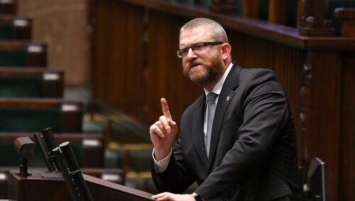 „Rz”: Polityk Konfederacji ma kłopoty? „Tajne dochody Grzegorza Brauna”