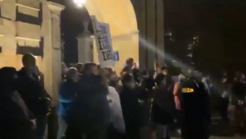 Policja, kibice i wierni bronią Jasnej Góry przed lewackimi bojówkarzami