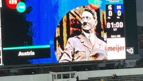 Wizerunek Adolfa Hitlera na telebimie stadionu Michigan State