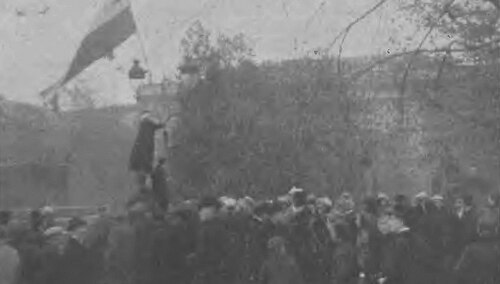 Student uniwersytetu zawiesza flagę Polski na Pałacu Namiestnikowskim w Warszawie