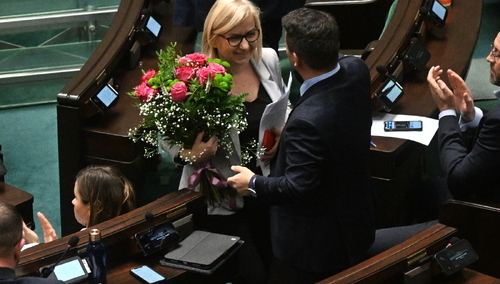 Paulina Hennig-Kloska dostaje kwiaty w Sejmie