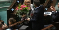 Paulina Hennig-Kloska dostaje kwiaty w Sejmie
