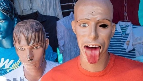 Manekin w wystawionym językiem