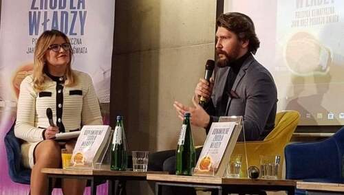 Robert Zawadzki podczas premiery książki "Odnawialne źródła władzy"
