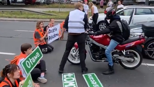 Aktywiści klimatyczni blokują ruch na ul. Czerniakowskiej