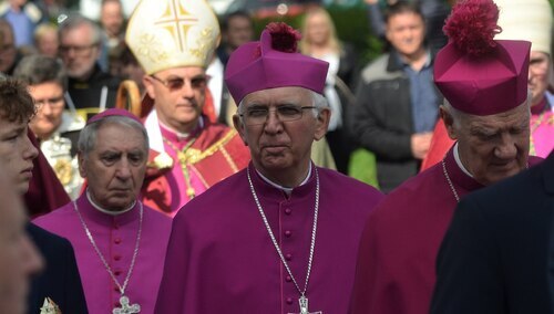 abp Wacław Depo podczas procesji na Skałce