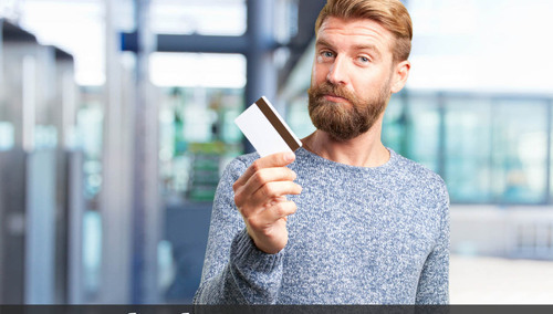 Mężczyzna z kartą płatniczą