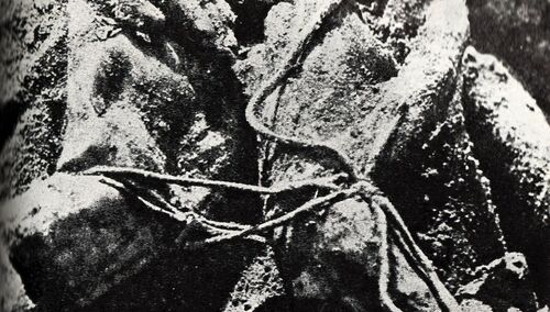 Zbrodnia Katyńska. Związane ręce ekshumowanej ofiary