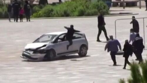 [video] Szokujące sceny w centrum miasta. Przechodzień wskoczył przez okno do samochodu, aby zatrzymać niebezpiecznego kierowcę