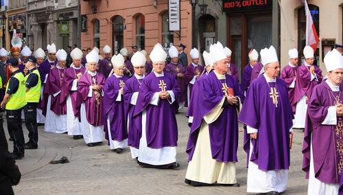 procesja biskupów