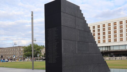 „Aborcja jest OK”. Zniszczono pomnik smoleński na placu Piłsudskiego w Warszawie