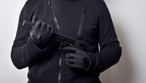 Mężczyzna z pistoletem. Ilustracja poglądowa