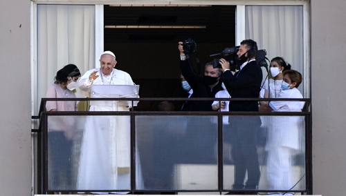 Papież Franciszek, przebywający od tygodnia w rzymskiej klinice Gemelli, pojawił się w niedzielę w południe na balkonie na 10. piętrze, gdzie znajduje się jego pokój. 