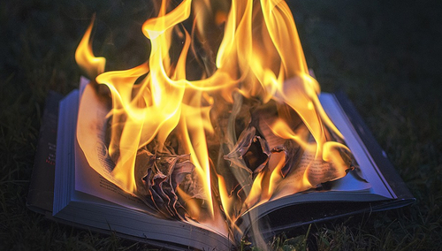 Płonąca książka. Ilustracja poglądowa