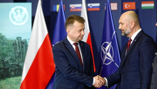 Minister Obrony Narodowej Mariusz Błaszczak (L) i prezes Polskiej Grupy Zbrojeniowej Sebastian Chwałek (P) podczas uroczystości podpisania umowy w siedzibie resortu w Warszawie