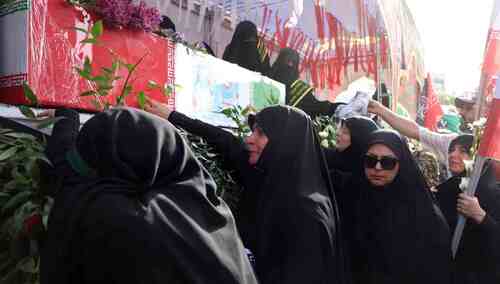Teheran poinformował o liczbie zabitych w zbombardowanym więzieniu Ewin. W Iranie odbył się też pogrzeb (na zdjęciu) wysokich rangą dowódców sił zbrojnych, którzy zginęli po ataki Izraela. 