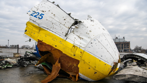 Szczątki samolotu na zbombardowanym dziś lotnisku w Kijowie