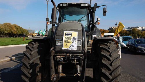 Francuscy rolnicy w Paryżu w październiku 2025 r.