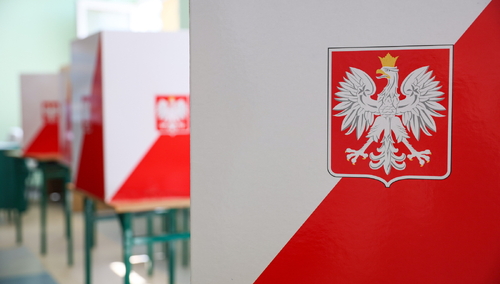 Wybory prezydenta RP - II tura. Głosowanie w lokalu wyborczym w Warszawie