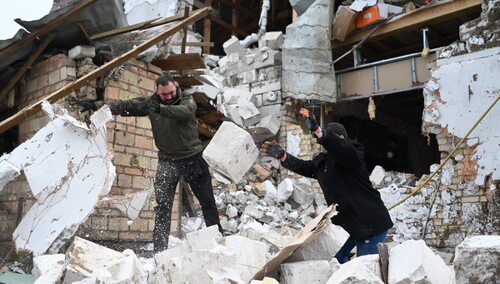 Zniszczenia po rosyjskim ataku rakietowym w miejscowości Glewacha niedaleko Kijowa