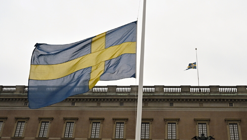 Opuszczona flaga Szwecji po strzelaninie w szkole