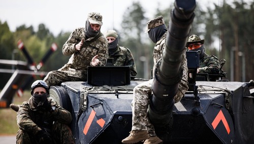 Ukraińscy żołnierze na czołgu Leopard 1A5 w centrum szkoleniowym Bundeswehry w Klietz w Niemczech, 5 maja 2023 r.