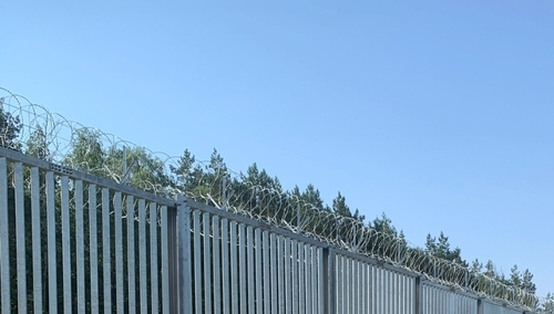 Finowie jak Polacy: Oddano pierwszy odcinek zapory na granicy z Rosją