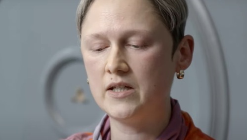 Kobieta, która najpierw przeszła proces tranzycji, a potem detranzycji