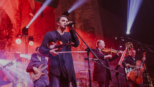 [nasza fotorelacja] „Pomorze Śpiewa Kolędy”. Wyjątkowy koncert Zakopower w bazylice Św. Brygidy