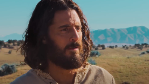 Kadr z 4. sezonu serialu "The Chosen", postać Jezusa odtwarzana przez Jonathana Roumie