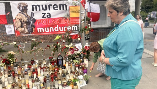 Polacy oddają hołd zmarłemu żołnierzowi