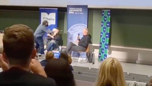 [WIDEO] Skandal w Niemczech. Znany dziennikarz zaatakowany ciastem w twarz na Uniwersytecie