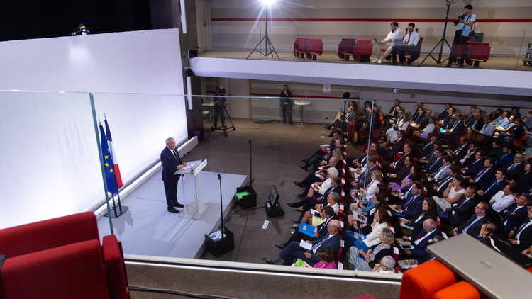 Premier Francois Bayrou na konferencji prasowej