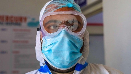 Pracownik szpitala w Srinagarze w Indiach